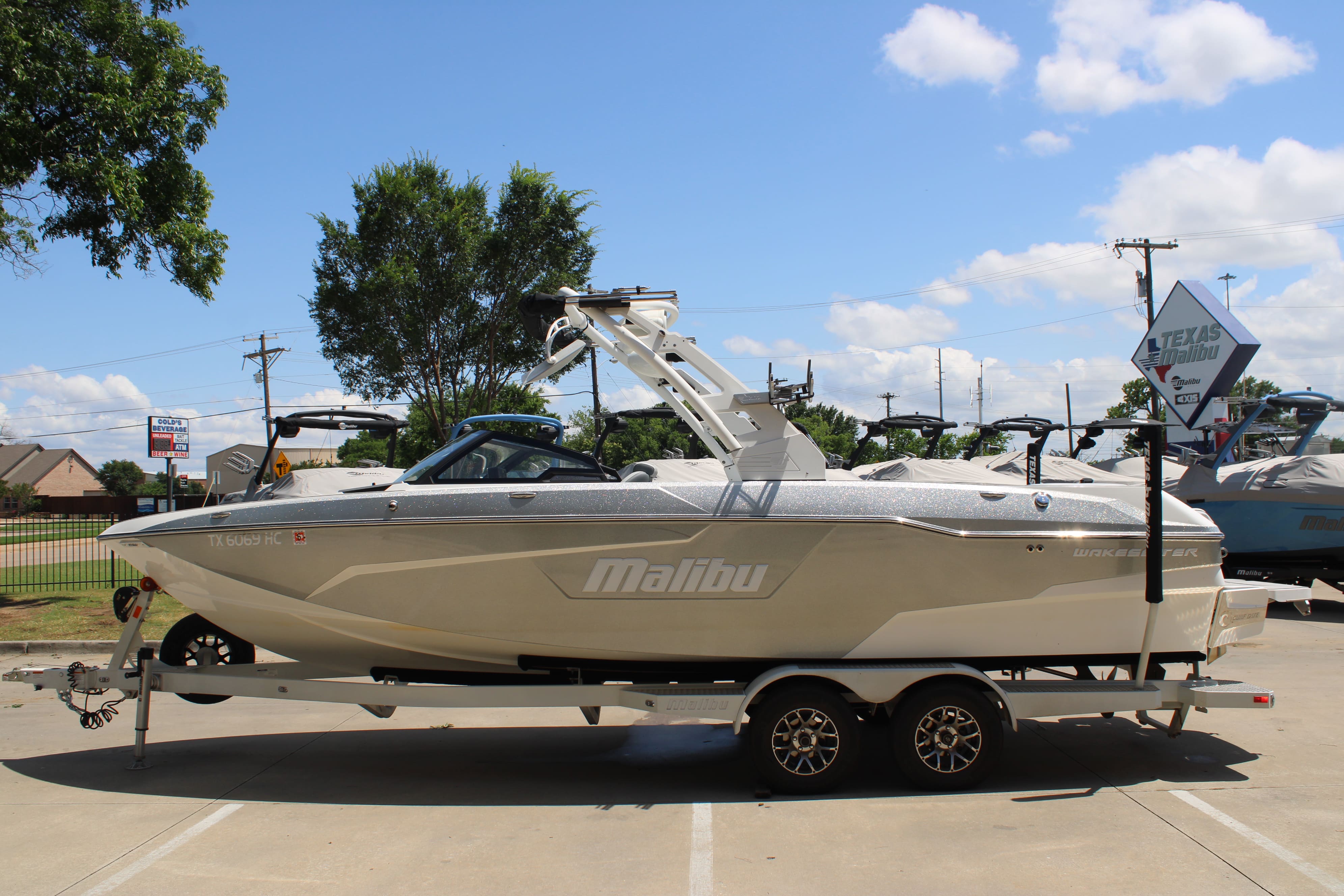 2020 Malibu 25 LSV Icon